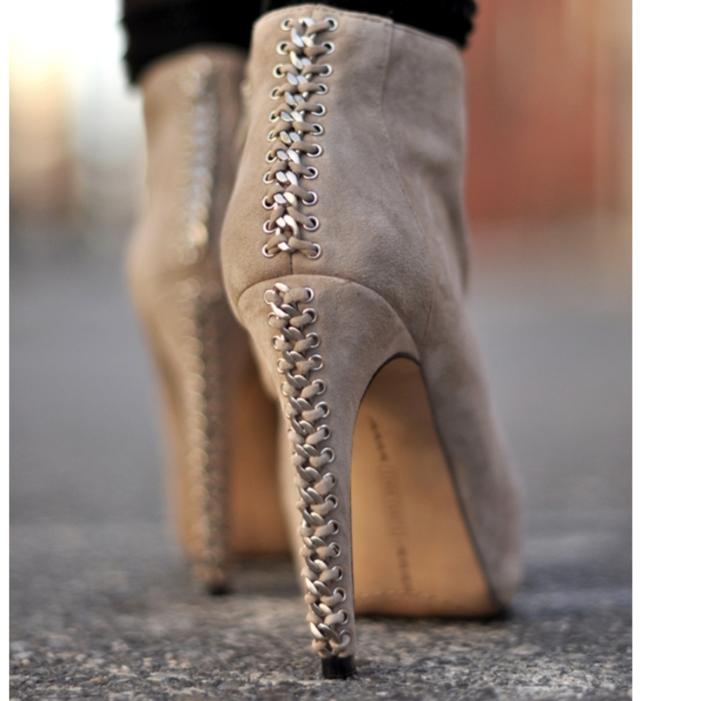 Vince Camuto Cannon Suede Platform Chain Back Ankle Booties Fawn 9.5